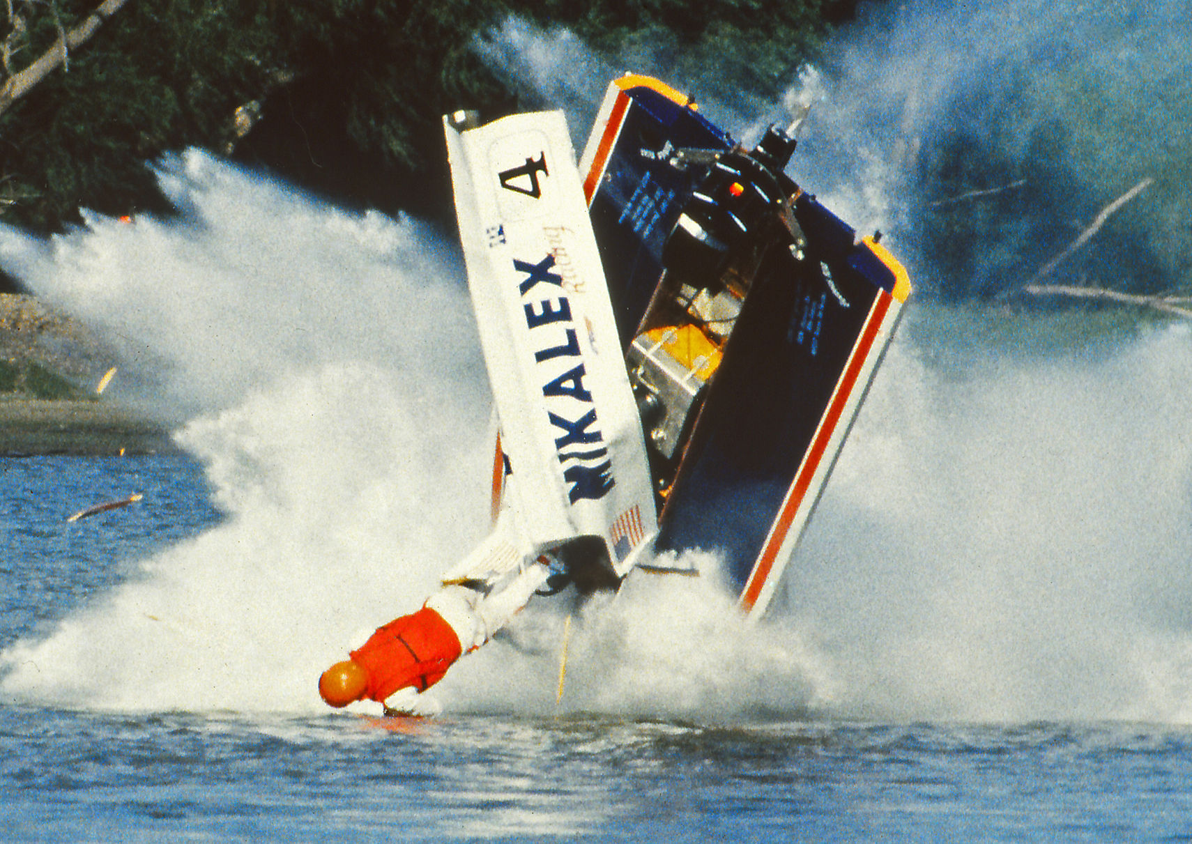 Racing boat crashes in George Winter Park
